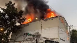 Se incendia bodega de tenis en Tepito