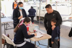 Vacunan, mediante servicio al auto, contra influenza en Hospital Infantil del Estado en Hermosillo