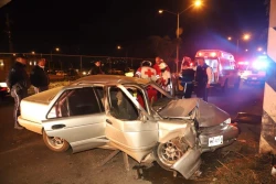 Mujer pierde el control del volante y se impacta contra pilar de puente peatonal en Mazatlán