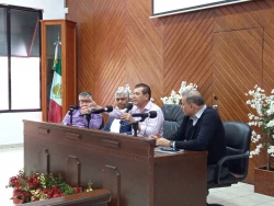 Alcalde de Mazatlán se compromete con desplazados del sur de Sinaloa