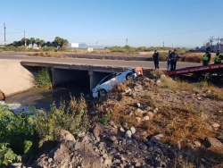 Cae auto al interior de un canal en Los Mochis