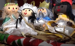 Muñeca otomí inspira originales pesebres navideños en México