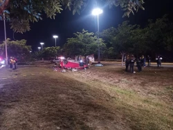 Aparatosa volcadura en Mazatlán deja dos muertos y dos heridos