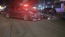 Motociclista choca contra automóvil y resulta con fracturas en su pierna en Culiacán
