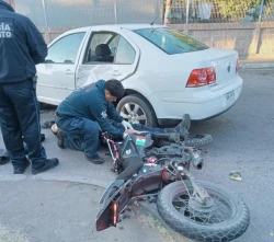 Motocicleta choca contra automóvil en Mazatlán