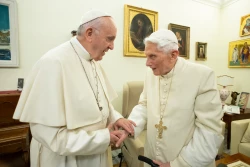 Papa Francisco pide orar por la salud de Benedicto XVI
