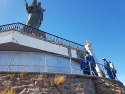 Dan mantenimiento a esctructura de la Virgen del Valle en Los Mochis