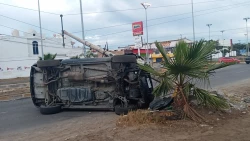 Conductor choca contra poste de luz y se vuelca en Mazatlán