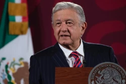 AMLO no se mete en espectaculares de corcholatas