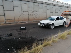 Automóvil choca contra muro de contención de puente y se vuelca en Culiacán