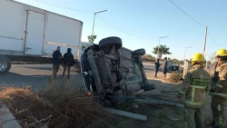 Automóvil choca y se vuelca en avenida Munich de Mazatlán