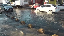 "Alberca" de aguas negras sobre la avenida Circunvalación de Mazatlán