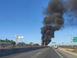 Incendian vehículos en la carretera México 15 cerca del poblado de El Recodo