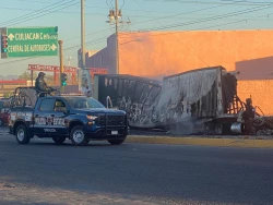 Un bloqueo más en Culiacán incendian tráiler en sector Lomas del Boulevard 