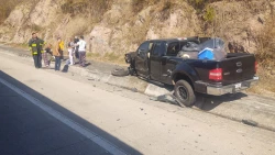 Camioneta y automóvil chocan sobre la autopista Mazatlán - Tepic