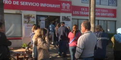 Largas filas en las oficinas de INFONAVIT en Los Mochis