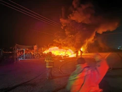 Se incendia llantera en Villa Unión