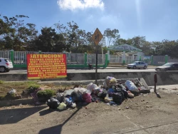 Vecinos del Alarcón piden no tirar basura sobre canal de la Avenida Los Delfines