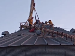 Rescatan Bomberos a dos trabajadores que cayeron en un silo de 40 metros de altura