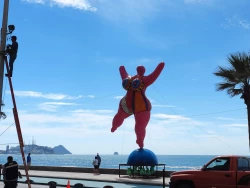 Comienza la instalación de los Monigotes para el Carnaval sobre el Malecón de Mazatlán