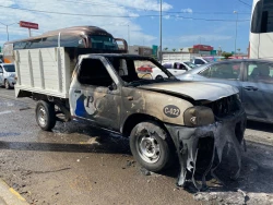 Camioneta se incendia en Carretera México 15, en Mazatlán