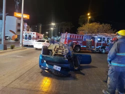 Automóvil se vuelca en la Zona Dorada de Mazatlán