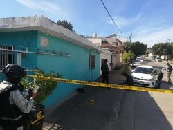 Encuentran abandonado vehículo con impactos de bala en Culiacán