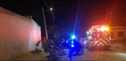 Por presunta invasión de carril choca motocicleta contra automóvil; deja a dos personas lesionadas