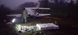 Aseguran aeronave, armamento y posible cocaína en Chiapas