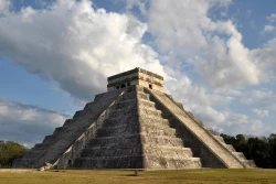 Turista polaco sube al Castillo de Chichén Itzá en México y lo "castigan"