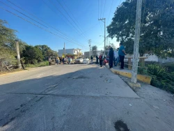 Vecinos de la colonia Francisco I. Madero bloquean la avenida Pino Suárez de Mazatlán