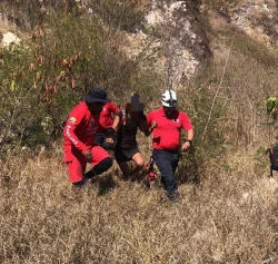 Rescatan a mujer que se encontraba en zona rocosa del Faro de Mazatlán