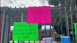 Padres de familia toman Jardín de Niños Estela Ortiz de Toledo por falta de sanitarios