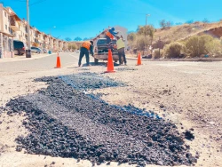 Persiste mejoramiento vial por la campaña de bacheo
