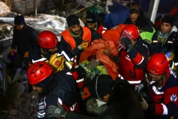 Rescatan con vida a madre y sus dos hijos 5 días después de sismo en Siria