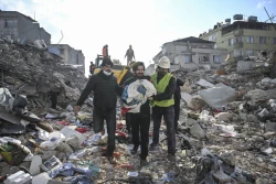 Rescatan a un bebé de dos meses tras 128 horas bajo escombros tras terremoto