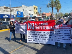 Locatarios de la avenida Juan Carrasco, en Mazatlán, se manifiestan contra carril preferencial