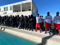 Policía de Mazatlán “barre” Olas Altas en busca de posibles armas blancas