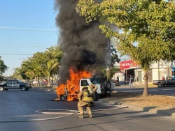 Camioneta "arde en llamas" sobre la avenida Bicentenario