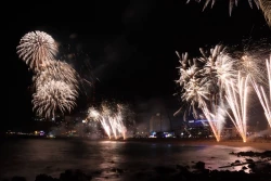 Se ilumina la bahía de Mazatlán con el Combate Naval