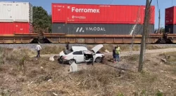 Automóvil choca contra ferrocarril en Escuinapa