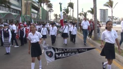 60 escoltas de escuelas primarias de Mazatlán desfilan por la Avenida del Mar para conmemorar el Día de La Bandera