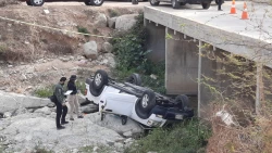 Camioneta cae de puente, se vuelca y deja dos personas sin vida