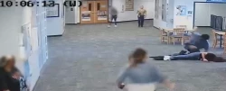 Estudiante golpea brutalmente a su maestra por quitarle su Nintendo en clase
