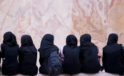 Envenenan a cientos de alumnas en Irán