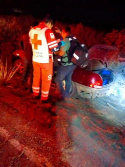Automóvil se sale de la carretera en Costa Rica; solo se registraron daños materiales