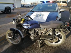 Motocicleta y automóvil chocan; dos personas resultan heridas