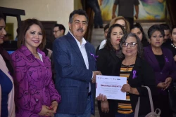 Exponen mujeres obra pictórica por una cultura de paz en CO