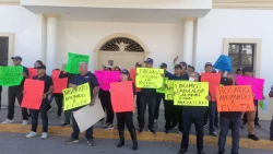 Policías jubilados toman el Palacio Municipal de Elota para exigir la homologación de salarios