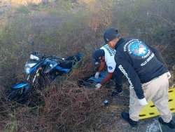 Entre la maleza e inconsciente encuentran a motociclista en El Walamo